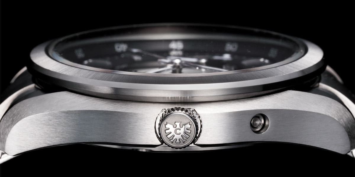 An experienced craftsperson has devoted a great deal of time to polishing every one of the faces of the case. A wonderfully well-balanced sheen is the result.