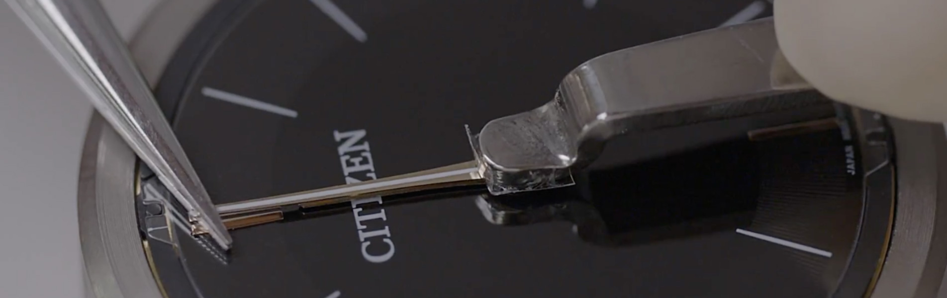 The dial of Eco-Drive One is made of sapphire crystal just 150 microns thick. In addition to its thinness, sapphire crystal is also delicately beautiful.