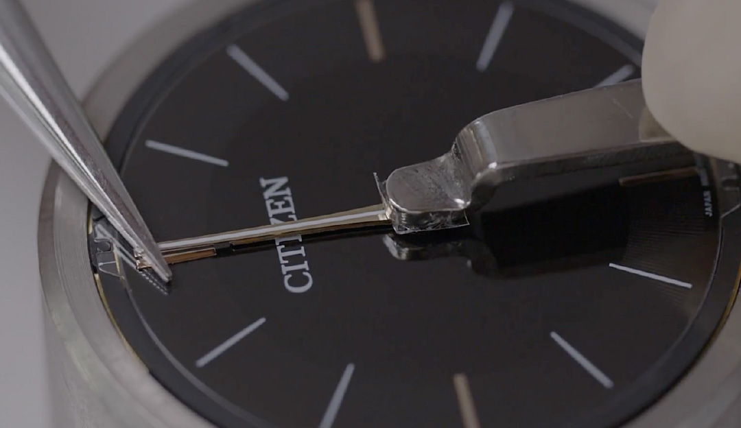 The dial of Eco-Drive One is made of sapphire crystal just 150 microns thick. In addition to its thinness, sapphire crystal is also delicately beautiful.